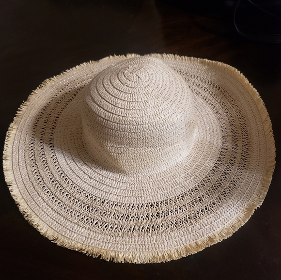 ** 𝑺 𝒐 𝒍 𝒅 ** Straw/Rattan Vacation Hat NWOT - Picture 2 of 3